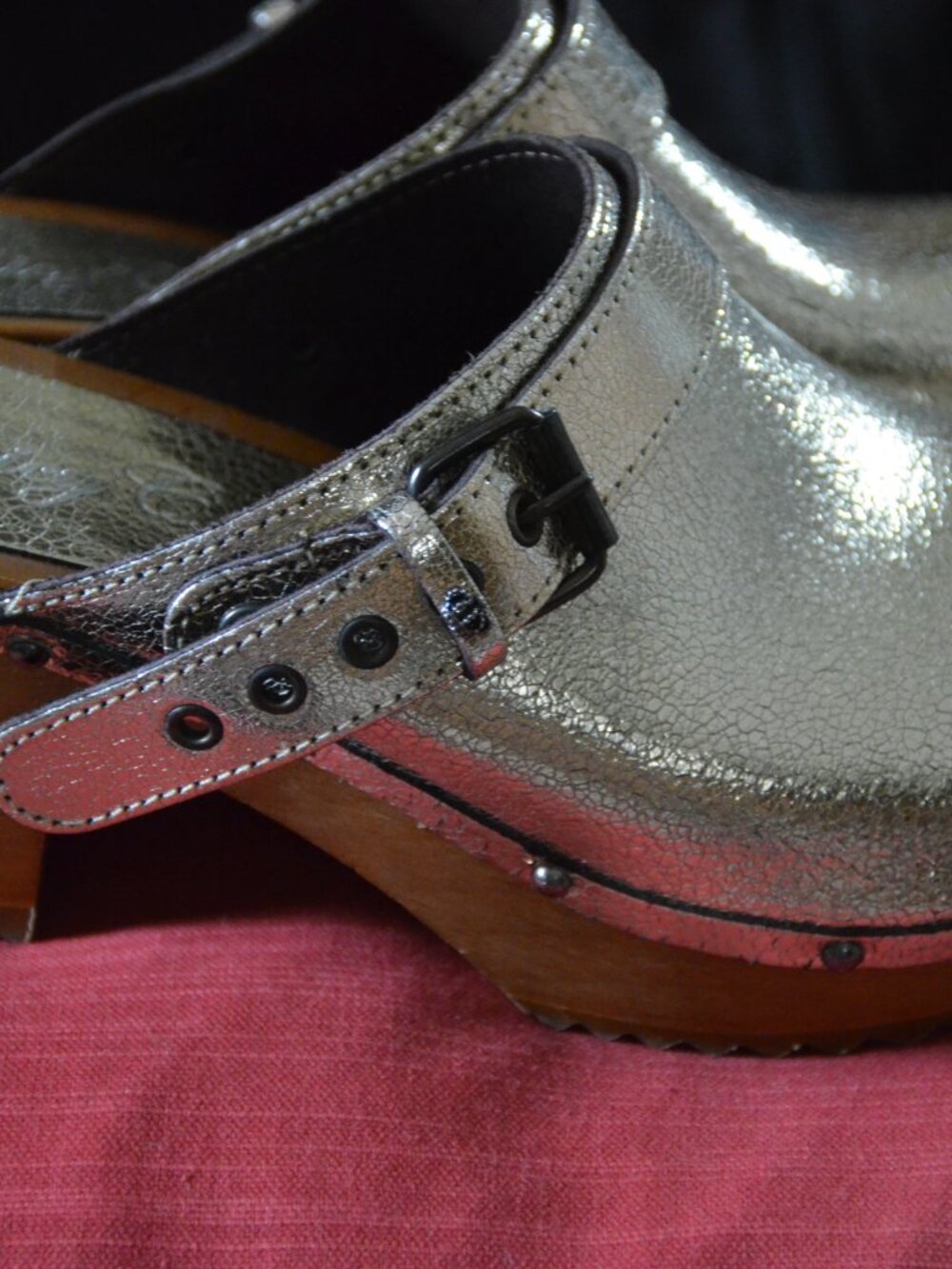 Juicy Couture Size 8 Gold Crackle Clogs/Mules Made in Italy Wooden heel - Picture 6 of 10